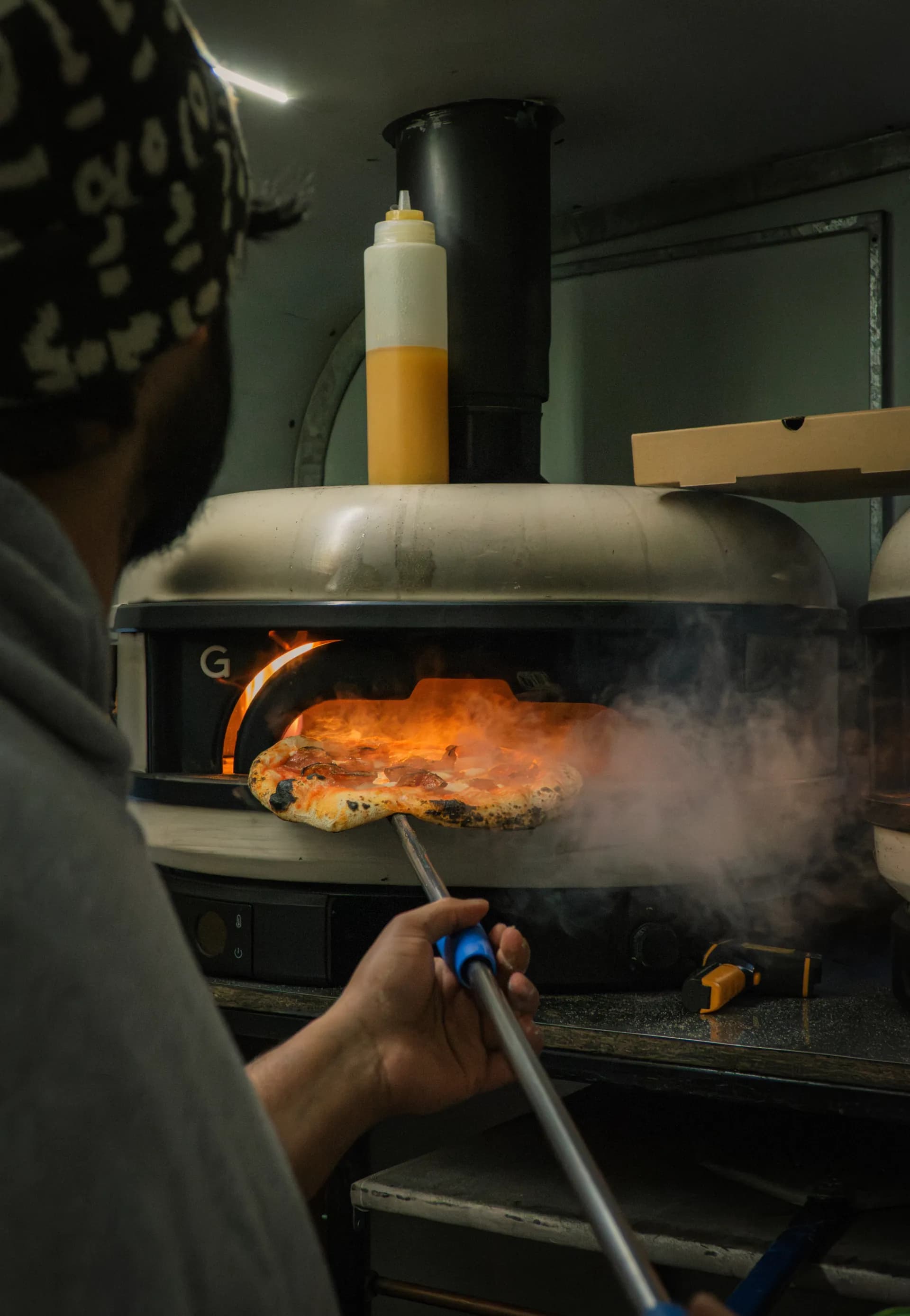 Fornoza team member preparing pizza